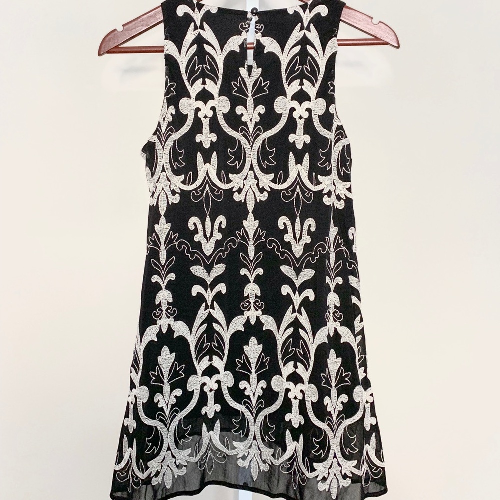 High/Low Embroidered Sleeveless Top - Picture 2 of 4
